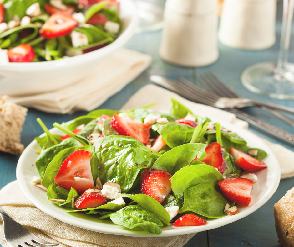 Featured image for “Salade d’été aux fraises avec vinaigrette au balsamique et sureau!”